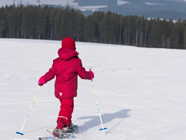 Dziecko Spaceruje Śnieżnych Butach — Zdjęcie stockowe