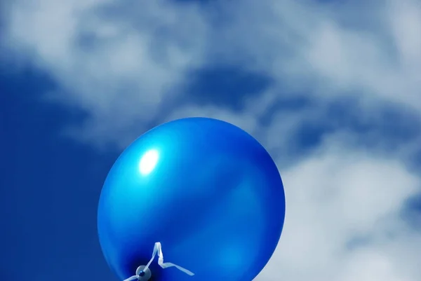 Ballon Fliegt Gen Himmel — Stockfoto