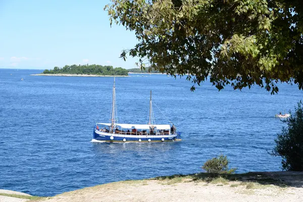 Rovinj Isztria Horvátország Tenger Mediterrán Víz Víz Turizmus Csónak Hajó — Stock Fotó