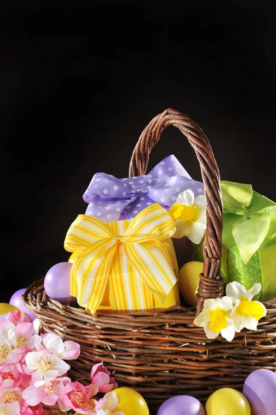 Цветные Пасхальные Подарки Луком Пасхальной Корзине Нарциссами Окрашенные Пасхальные Яйца — стоковое фото