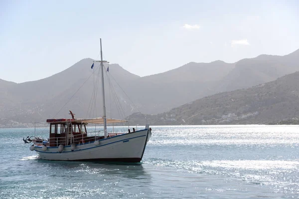 Elounda Beton Griechenland Mittelmeer Boot Schiff Berge Landschaft Meeresküste Wasser — Stockfoto