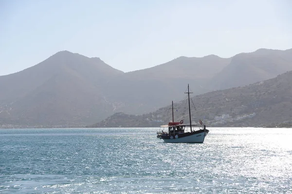 Elounda Creta Griego Mediterráneo Barco Barco Montañas Paisaje Costa Marítima —  Fotos de Stock