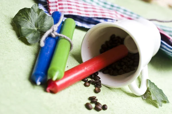 Tasse Kaffee Und Grüne Bohnen Auf Dem Tisch — Stockfoto