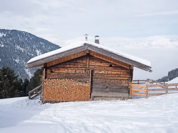 Faház Egy Halom Fával Alpokban — Stock Fotó