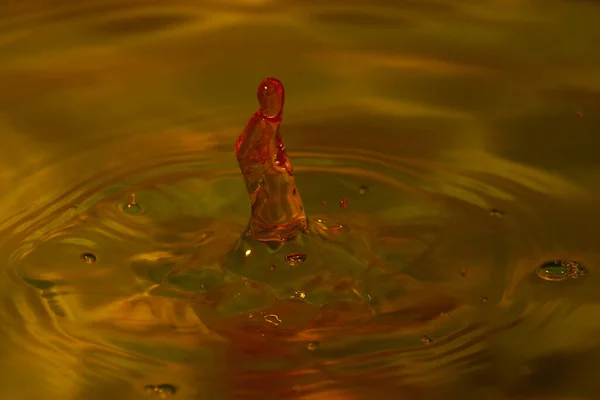 Gota Agua Sobre Fondo Amarillo —  Fotos de Stock