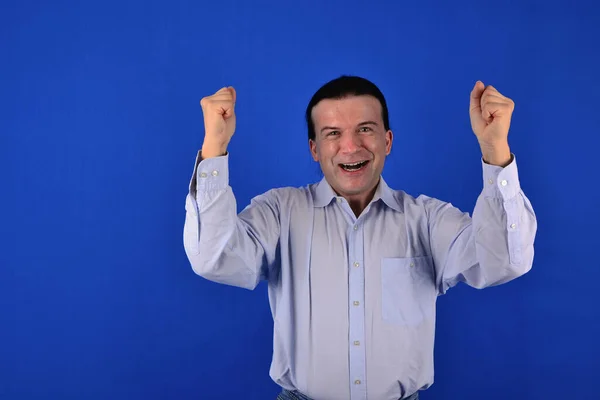Portret Szczęśliwego Biznesmena Pokazującego Kciuki Niebieskim Tle — Zdjęcie stockowe