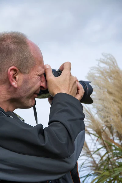 Man Med Kikare Som Tittar Kameran — Stockfoto