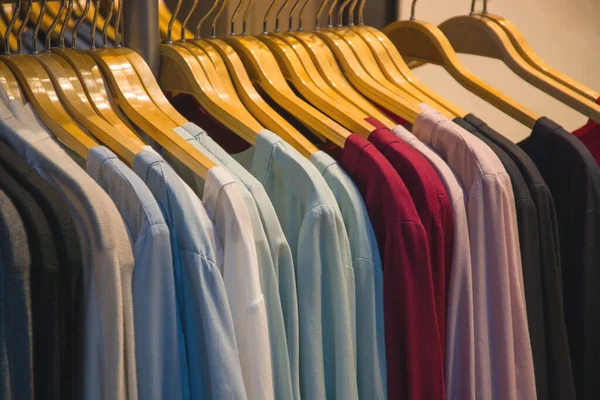 Reihe Bunter Hemden Einem Geschäft — Stockfoto