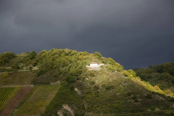Гірський Пейзаж Зеленою Травою Горами — стокове фото