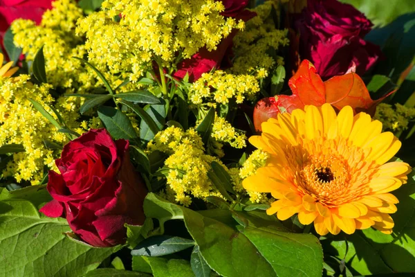 Rosen Und Gerbera Blumenstrauß — Stockfoto