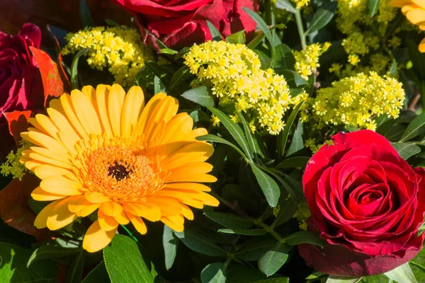 Rosen Und Gerbera Blumenstrauß — Stockfoto