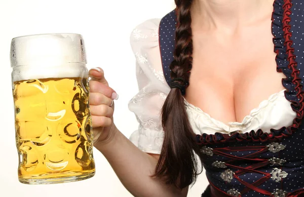 Schöne Junge Frau Einem Schwarzen Kleid Mit Einem Glas Bier — Stockfoto