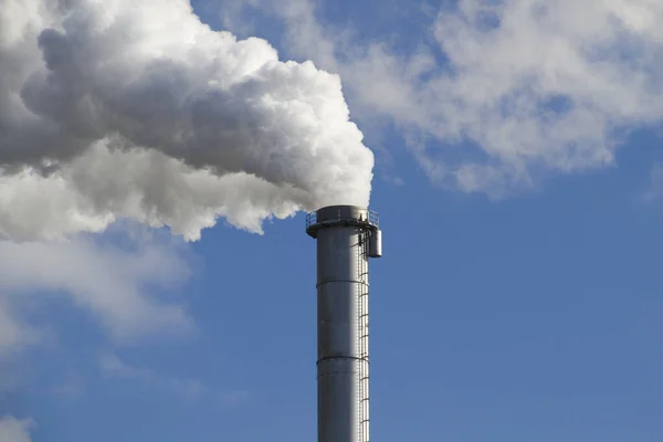 Usine Industrielle Cheminée Contre Ciel Bleu — Photo