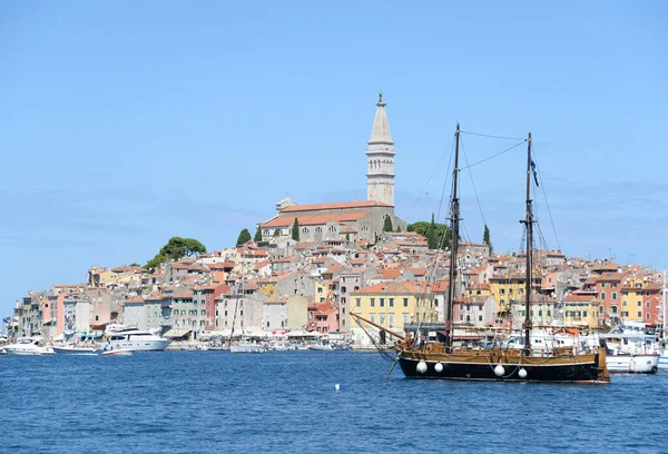 Rovinj Hajó Csónak Hajók Hajók Kikötő Isztria Horvátország Tenger Földközi — Stock Fotó