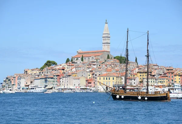 Rovinj Statek Łódź Łodzie Statki Port Istria Chorwacja Morze Morze — Zdjęcie stockowe