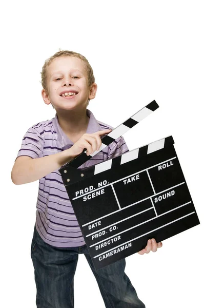 一个7岁男孩面对着一个白色背景笑着的正面照片 电影片片欢快地打开 看着摄像机 — 图库照片