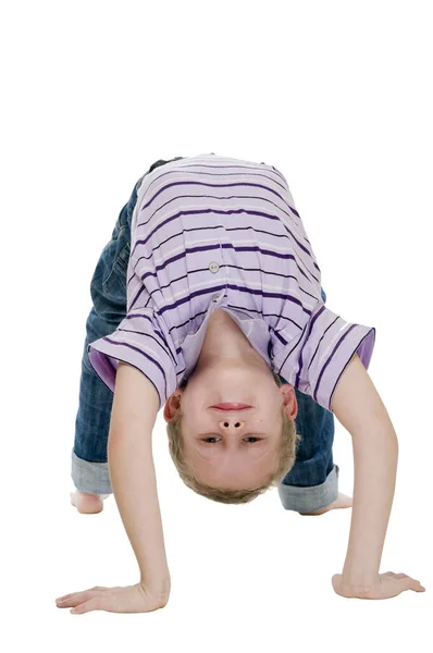 Čelní Celotělový Pohled Sedmiletého Chlapce Bílém Pozadí Sportovního Cvičení Bridge — Stock fotografie