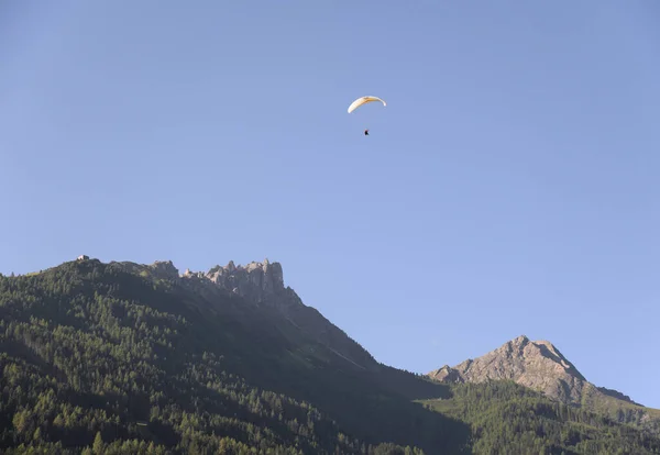 paraglider,paraglider,paragliding,elf,twelve,stubai,stubaital,elferspitze,eleven-tower,12-point,above,mountains,mountains,high mountains,alpine,tyrol,austria- rich,nature,landscape