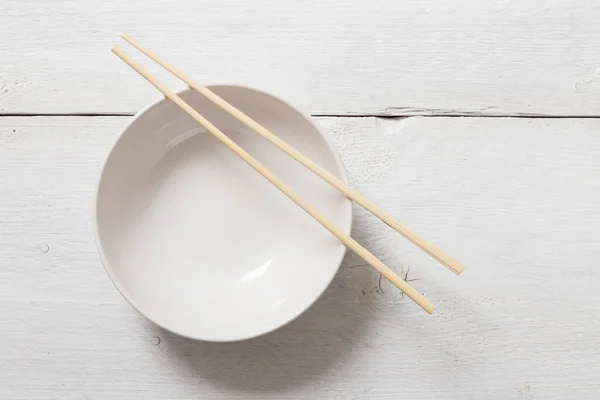 Schüssel Mit Essstäbchen Auf Holz Aus Der Vogelperspektive — Stockfoto