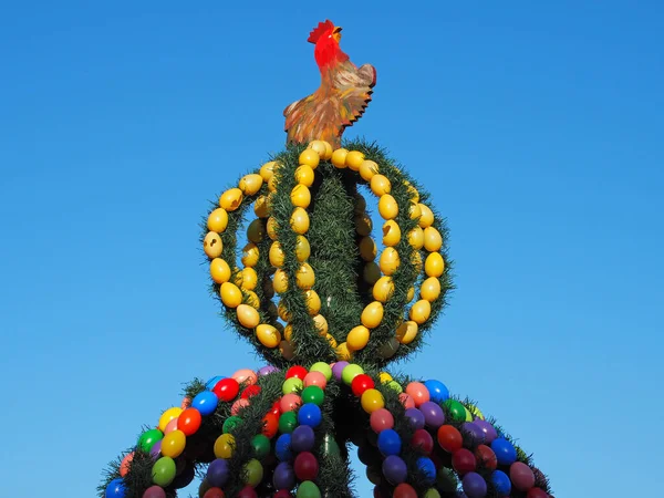 Tradičně Zdobená Velikonoční Fontána Bavorsku Německo — Stock fotografie