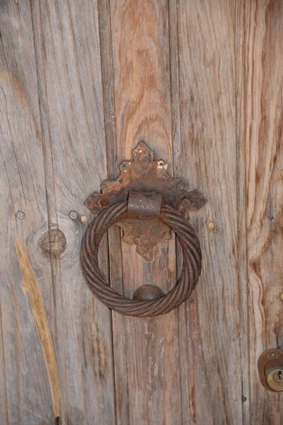 Kołatanie Drzwi Drzwi Brama Kołatanie Drzwi Stare Drewniane Drzwi Beton — Zdjęcie stockowe