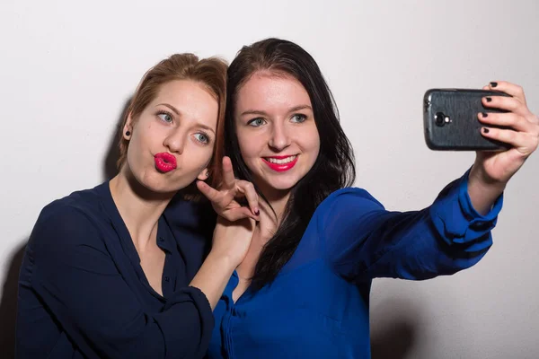 Two Young Women Take Selfie — Stock Photo, Image