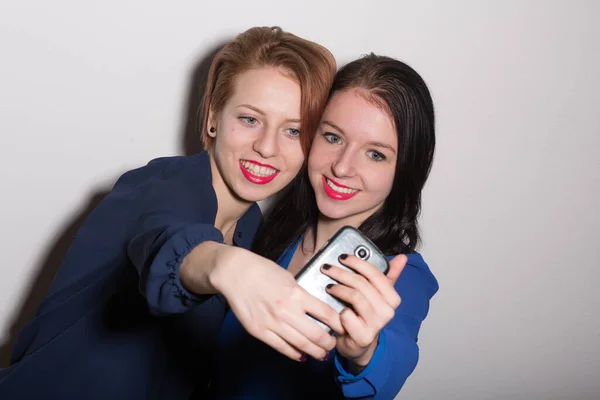 Две Женщины Фотографируют Друг Друга Смартфоны — стоковое фото