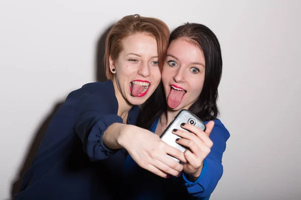 Duas Mulheres Esticam Língua Selfie — Fotografia de Stock