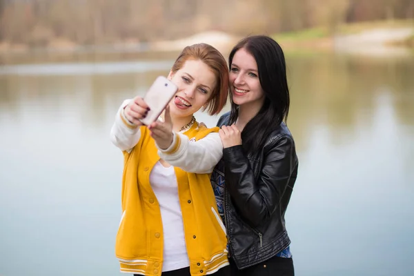 Två Unga Flickor Tar Selfie — Stockfoto