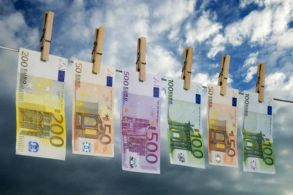 Евро Банкноты Бельевой Веревке Символ Отмывания Денег — стоковое фото