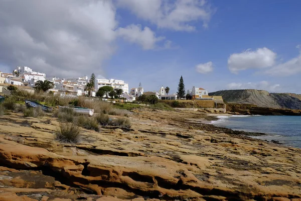 Costa Rochosa Com Barcos Pesca Perto Luz Atlântico Algarve Portugal — Fotografia de Stock