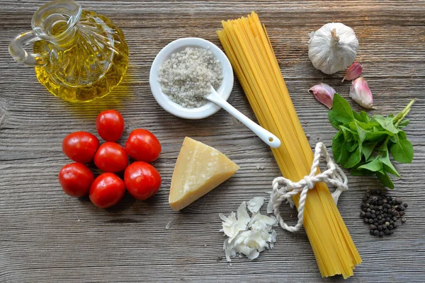 Macarrão Tomate Parmesão Sobre Fundo Madeira — Fotografia de Stock