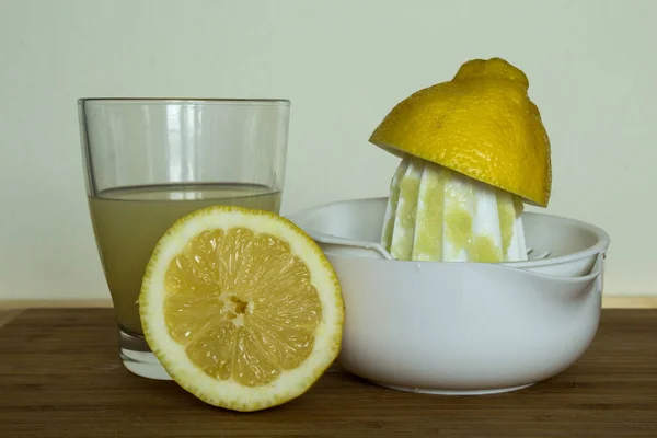 Bir Bardak Taze Sıkılmış Limon Suyu Limon Meyve Sıkacağı — Stok fotoğraf