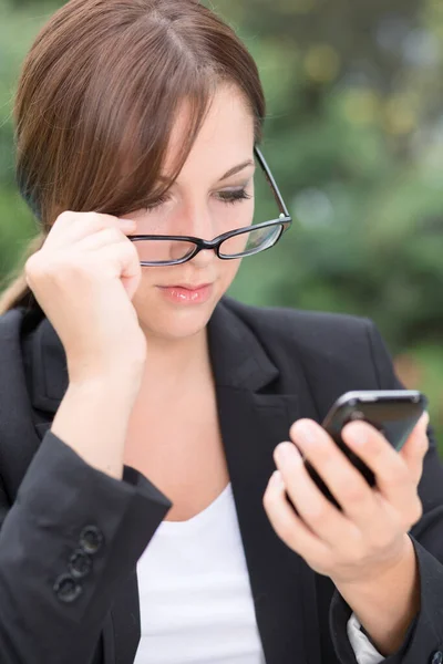 Jovem Mulher Com Smartphone — Fotografia de Stock