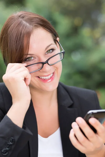 Mujer Joven Con Smartphone —  Fotos de Stock