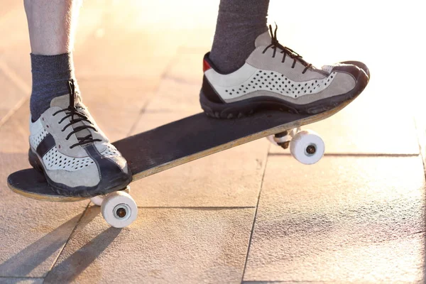 Plan Recadré Jeune Femme Baskets Avec Planche Roulettes Sur Fond — Photo