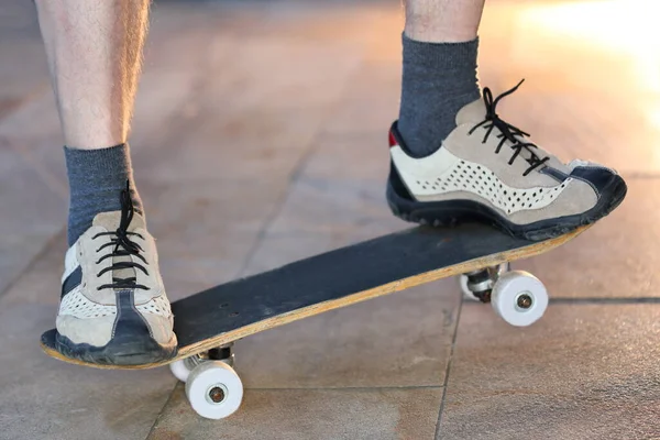 Tiro Cortado Mulher Jovem Andar Skate Parque Skate — Fotografia de Stock