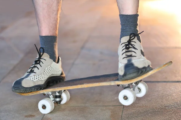 Oříznutý Záběr Mladé Ženy Skateboardu Městě — Stock fotografie