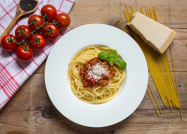 Espaguetis Con Salsa Boloñesa Parmesano Albahaca — Foto de Stock