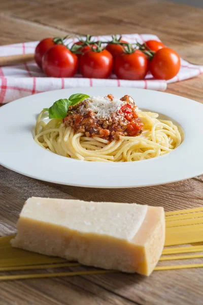 Espaguetis Con Salsa Boloñesa Parmesano Albahaca —  Fotos de Stock