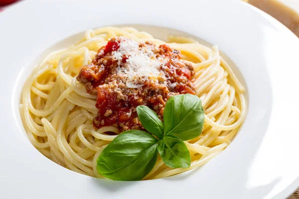 Spaghetti Med Bolognese Sås Parmesan Och Basilika — Stockfoto