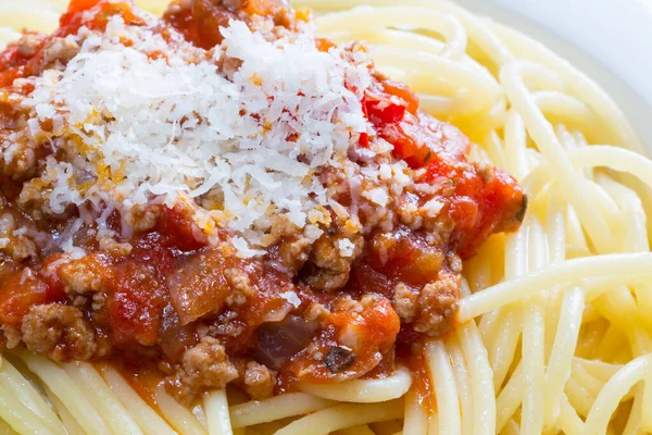 Espaguetis Con Salsa Boloñesa Parmesano Albahaca —  Fotos de Stock