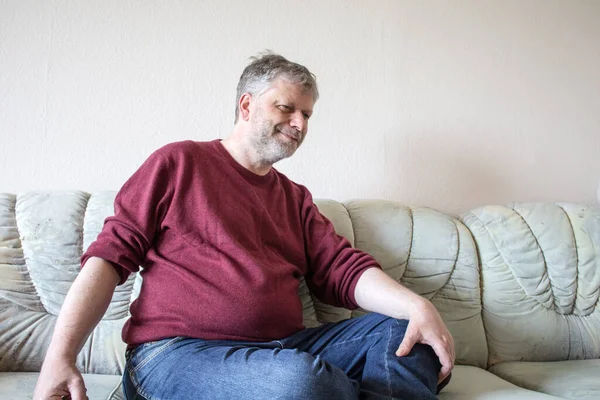 Lächelnder Mann Sitzt Auf Einer Couch — Stockfoto