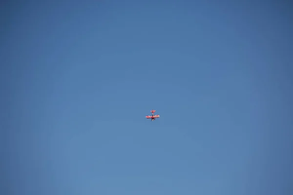 Latający Dron Czerwonym Spadochronem Błękitnym Niebie — Zdjęcie stockowe