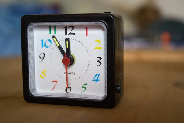 Reloj Despertador Mesa Madera — Foto de Stock