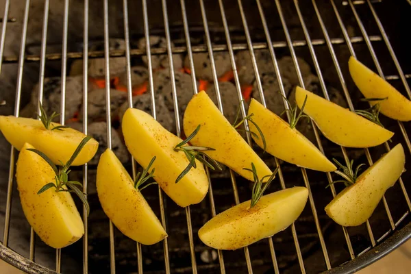 烤架上的迷迭香土豆 — 图库照片