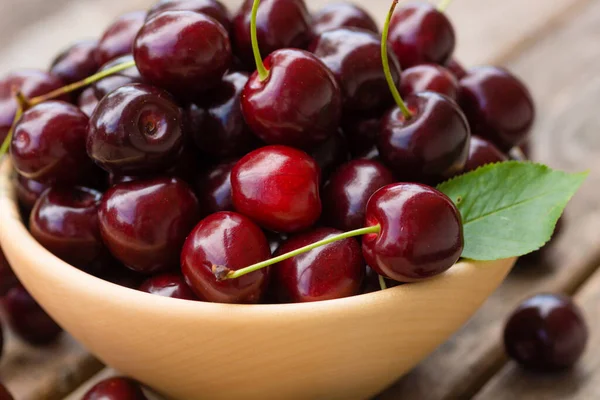 Schmackhafte Rote Kirschen Auf Hintergrund Nahaufnahme — Stockfoto