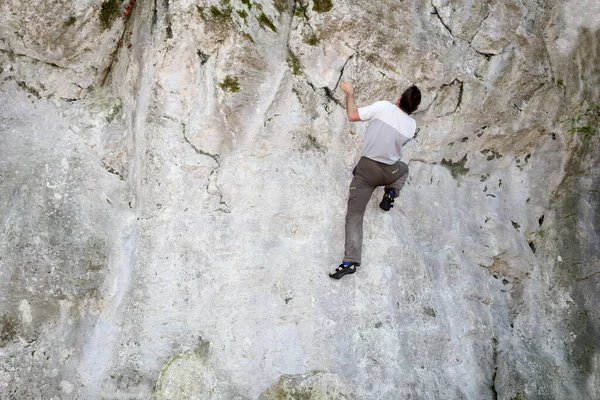 Junger Mann Klettert Auf Klippe — Stockfoto