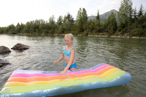 Petite Fille Dans Rivière Tout Baignant — Photo