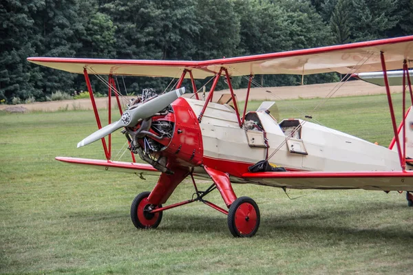 Viejo Avión Militar Sobre Terreno —  Fotos de Stock